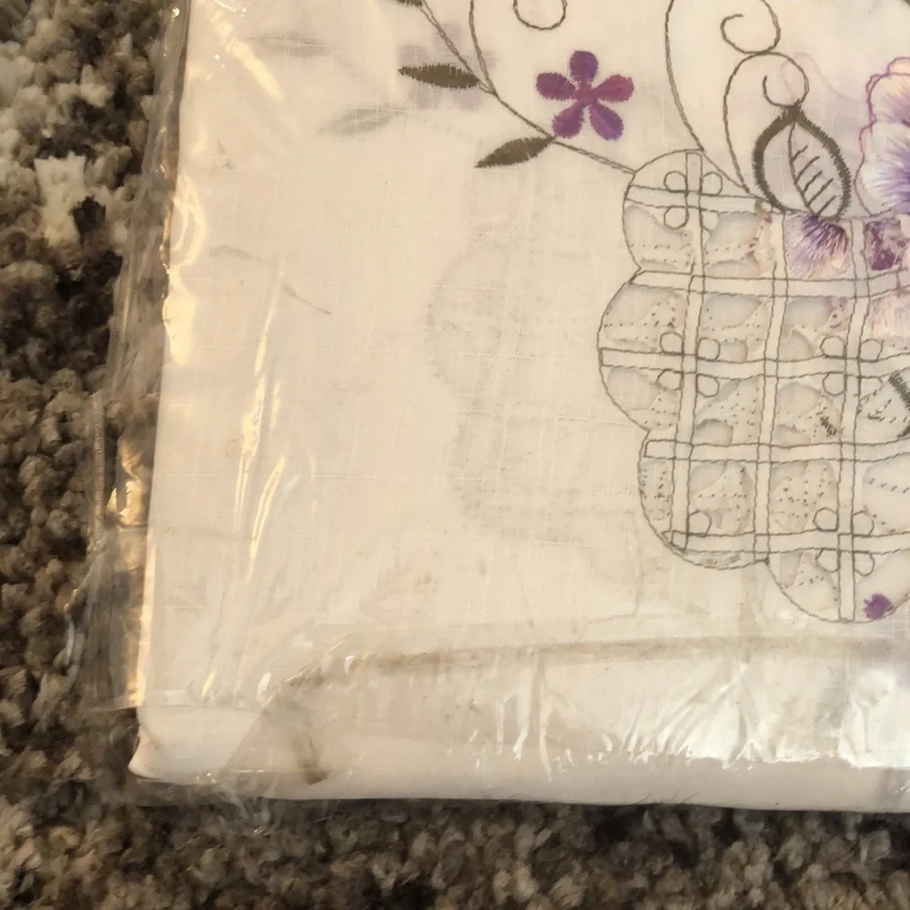 NEW POLYESTER WORKS LILAC TABLECLOTH 60x 104”